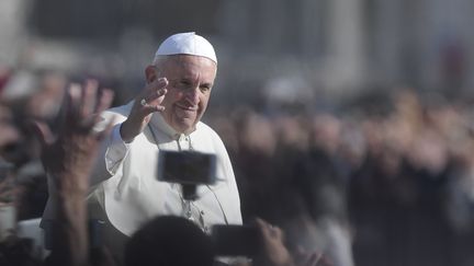 Le pape François salue ses fidèles après une célébration lors du Jubilé de la miséricorde, au Vatican, dimanche 20 novembre 2016. (TIZIANA FABI / AFP)