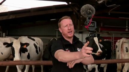 Étienne Fourmont, éleveur laitier dans la Sarthe, fait sa promotion sur les réseaux sociaux. Il souhaite expliquer aux internautes son travail et ses méthodes.&nbsp; (France 2)