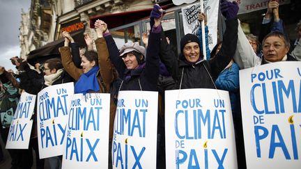 Des manifestants forment une chaîne humaine pour le climat, le 29 novembre 2015 à Paris, à la veille de l'ouverture de la COP21. (BENOIT TESSIER / REUTERS)