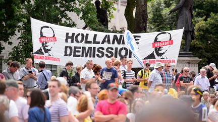 Une banderole du groupe Hollande d&eacute;mission d&eacute;ploy&eacute;e sur le passage du Tour de France, le 7 juillet 2014 en Angleterre. (LEON NEAL / AFP)