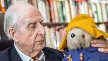 Michael Bond et son ours Paddington
 (Terry Harris / REX / Shutterstock / SIPA)