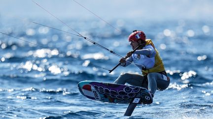 Dans les bras de ses proches, Lauriane Nolot à dépasser sa déception pour savourer sa médaille d'argent. La Varoise de 25 ans se présentait en grandissime favorite à la finale du kitefoil féminin, auréolée de son titre de double championne du monde. Une chute dans la deuxième manche et des choix de navigation peu payants l'ont privée du premier tire olympique de sa discipline, qui revient à la Britannique Eleanor Aldridge. (NORBERT SCANELLA / AFP)