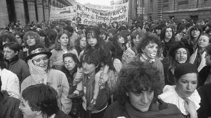 Des militantes du Mouvement de Libération des Femmes (MLF) manifestent le 6 mars 1982 rue de Rivoli à Paris. (DOMINIQUE FAGET / AFP)