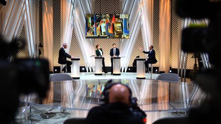 Bruno Le Maire et Eric Zemmour sur le plateau de l'émission "Elysée 2022" sur France 2, le 9 décembre 2021.&nbsp; (CHRISTOPHE ARCHAMBAULT / AFP)