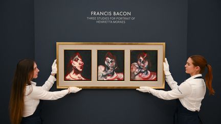 Le triptyque de Francis Bacon"Three studies for Portrait of Henrietta Moraes" exposé avant sa vente aux enchères chez Sotheby's à Londres (Grande-Bretagne), le 7 octobre 2022. (DANIEL LEAL / AFP)