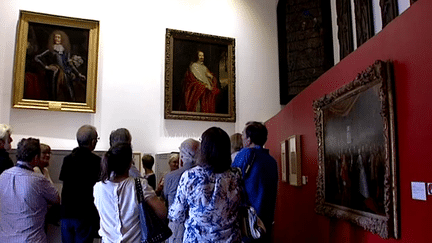 A Bayonne des visiteurs découvrent les chefs-d'oeuvre de l'exposition "1660 la paix des Pyrénées.Politique et famille"
 (France 3 culturebox)