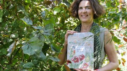 L'illustratrice&nbsp;Raphaèle Bernard-Bacot,avec son livre sur Les Jardiniers des villes. (ISABELLE MORAND / RADIO FRANCE)