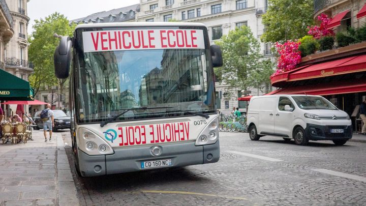 Un bus école de la RATP, à Paris, le 30 août 2022. (MAXPPP)