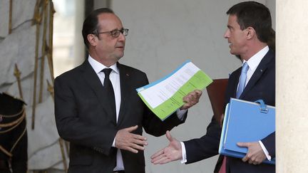 Fran&ccedil;ois Hollande et Manuel Valls, le 20 mai 2015 &agrave; l'Elys&eacute;e, apr&egrave;s le Conseil des ministres. (PATRICK KOVARIK / AFP)