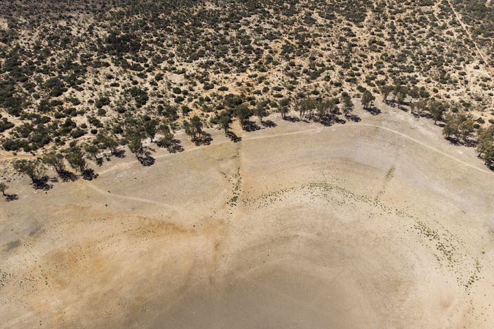 Vue aérienne (prise le 26 novembre 2019) du barrage d'Adelaïde (est de l'Afrique du Sud). L'ouvrage est complètement à sec. (GUILLEM SARTORIO / AFP)