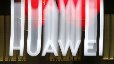 Logo Huawei déformé. (STEFAN WERMUTH / AFP)