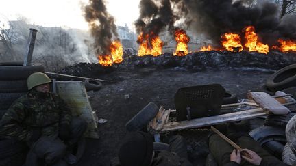 Les alentours de la place Ma&iuml;den, haut lieu de la contestation, sont encadr&eacute;s par des barricades&nbsp;enflam&eacute;es, tenues par les opposants au gouvernement.&nbsp;La crise ukrainienne a bascul&eacute; dans une violence meurtri&egrave;re cette semaine avec 75 morts au moins depuis mardi, dont 47 pour la seule journ&eacute;e de jeudi. (BAZ RATNER / REUTERS)