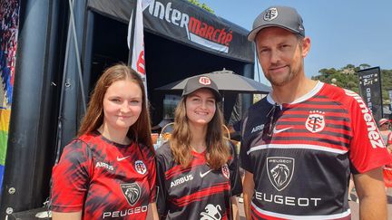 Samuel et ses filles, Lilou et Méline, sont venus de Toulouse pour assister à la demi-finale à Nice, vendredi 17 juin. (MAYLICE LAVOREL / FRANCEINFO: SPORTS)