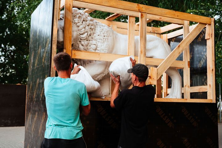 An undated photo of the operations to protect a statue with sandbags, in Odessa (Ukraine).  (UNESCO / IVAN STRAHOV)