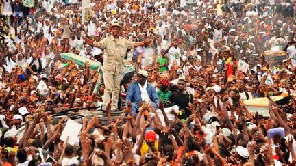 Réelu dans des conditions contestables, Alpha Condé a été proclamé vainqueur au premier tour de l'élection présidentielle du 11 octobre avec 57,84% des voix devant sept autres candidats. Il avait été porté à la tête de la Guinée  au second tour de la  présidentielle en novembre 2010, devenant le premier président démocratiquement élu depuis l'indépendance, en 1958, de cette ex-colonie française ayant connu  cinq décennies de régimes dictatoriaux ou autoritaires et à l'histoire marquée  par des violences politico-militaires.  (AFP / Cellou Binani)