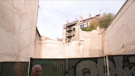 Quatre ans après le drame de la rue d’Aubagne à Marseille (Bouches-du-Rhône), la peur domine toujours certains habitants quand d’autres souhaitent redonner vie à ce quartier populaire.&nbsp;&nbsp; (FRANCE 3)