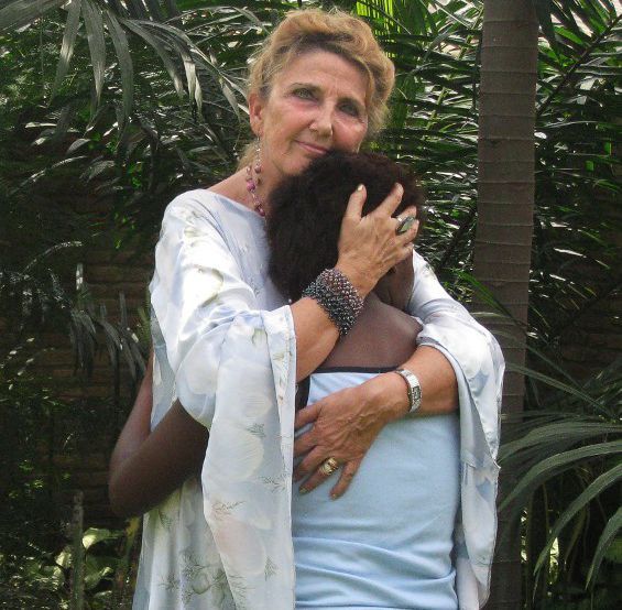 Une rescapée du trafic d'êtres humains au burundi dans les bras de Florence Boivin-Roumestan de l'ONG canadienne Justice and Equity, le 12 février 2014 à Bujumbura. (Photo AFP/Esdras Ndikumana)