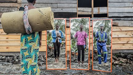 Cette démarche est manifeste dans sa série de portraits "Double identité" qui présente des Congolaises tiraillées entre leurs ambitions et le poids de la société, leurs différentes identités sociales. L’image met en scène une villageoise qui se regarde dans un miroir, où ses différents reflets montrent une infirmière, une entrepreneuse et une cheffe de chantier, des professions souvent inaccessibles à la gent féminine.&nbsp; &nbsp; (PAMELA TULIZO)