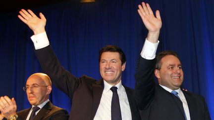 Christian Estrosi et Xavier Bertrand saluent des militants lors des voeux de l'UMP à Nice (Alpes-Maritimes), le 17 janvier 2010. (VALERY HACHE / AFP)