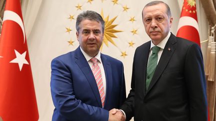 Le ministre allemand des Affaires étrangères, Sigmar Gabriel, et le président turc, Recep Tayyip Erdogan, le 5 juin 2017 à Ankara (Turquie). (TURKISH PRESIDENTIAL PRESS SERVICE / AFP)