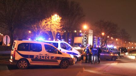 Des policiers sont d&eacute;ploy&eacute;s dans le quartier de la Grande Borne &agrave; Grigny (Essonne), le 12 f&eacute;vrier 2013. (MAXPPP)