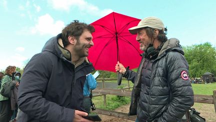 Le comédien Pio Marmaï et le réalisateur Christian Duguay sur le tournage du film "Tempête" dans un haras près de Senlis (Oise) (France 3 Picardie)