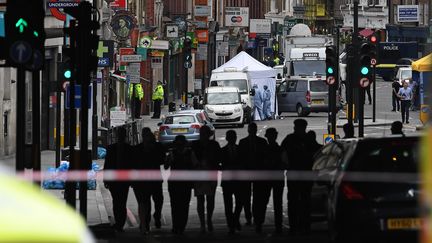 La police scientifique britannique enquête le 5 juin 2017 à Londres (Royaume-Uni)&nbsp;sur&nbsp;Borough High Street, une des rues où a eu lieu l'attentat. (JUSTIN TALLIS / AFP)