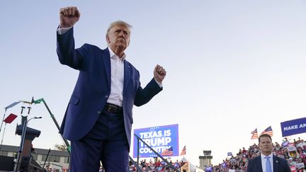 Donald Trump esquisse des pas de danse avant un meeting organisé à Waco, au Texas (Etats-Unis), le 25 mars 2023. (EVAN VUCCI / AP / SIPA)