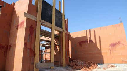 Du sang animal et une tête de cochon ont été retrouvés sur le chantier de la mosquée de Bergerac (Dordogne), le 25 mars 2019. (MAXPPP)