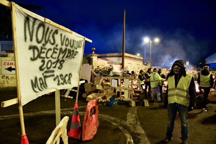 Des "gilets jaunes" mobilisés au Mans, le 6 décembre 2018. (JEAN-FRANCOIS MONIER / AFP)