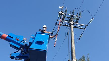 Une technicien en train d'intervenir sur une ligne électrique à haute tension (photo d'illustration). (STÉPHANE GARCIA / FRANCE-BLEU OCCITANIE)