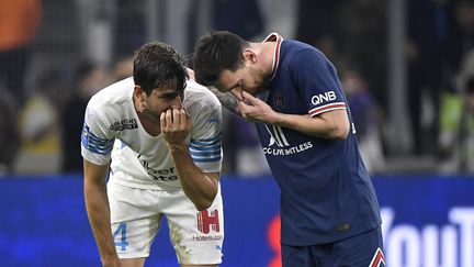 Le défenseur brésilien de l'Olympique de Marseille Luan Peres et le Parisien Lionel Messi se quittent sur un match nul 0-0, dimanche 24 octobre. (NICOLAS TUCAT / AFP)