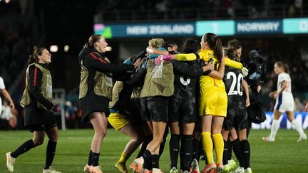 La joie des Néo-Zélandaises après leur victoire contre la Norvège, le 20 juillet 2023. (JOSE BRETON / AFP)