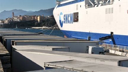 Des containers entreposés sur les quais dans l'attente de la reprise du trafic dans le port de Bastia, le 2/2/2011 (AFP. S.Agostini)