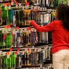 Une écolière choisit ses fournitures scolaires dans un hypermarché, jeudi 18 août 2016, à Englos (Nord).&nbsp; (PHILIPPE HUGUEN / AFP)