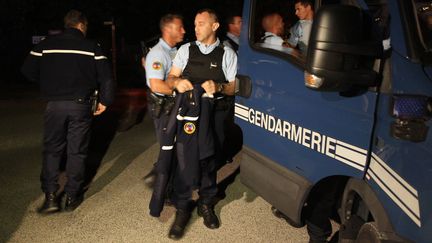 Des gendarmes effectuent des contr&ocirc;les &agrave; l'entr&eacute;e du village de Collobri&egrave;res (Var), le 18 juin 2012,&nbsp;au lendemain du meurtre de deux de leurs coll&egrave;gues. (VALERY HACHE / AFP)