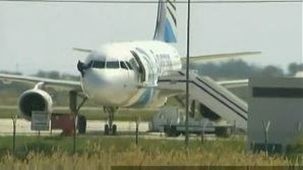 Les images de la fin du détournement de l'avion d'EgyptAir à Chypre