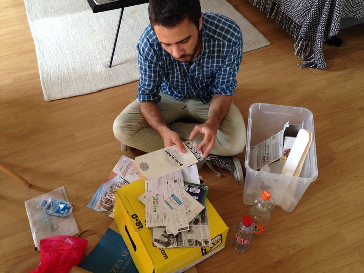 Edouard Marchal, de l'organisation Zero Waste France, passe au crible mon bac &agrave; emballages, le 11 juin 2015. (JULIE RASPLUS / FRANCETV INFO)