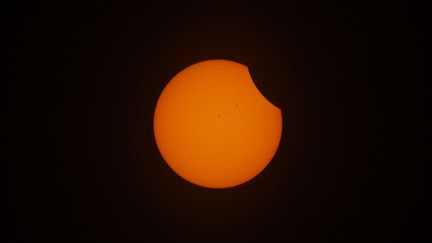 L'éclipse solaire débute à Spring City, dans le Tennessee (Etats-Unis), le 21 août 2017. (DOUG STRICKLAND / AP / SIPA)