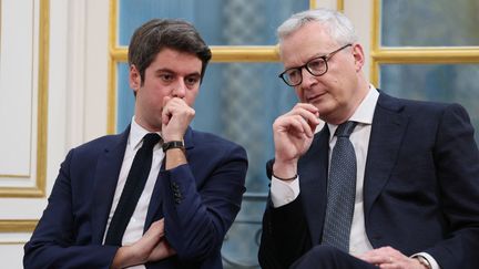 Le Premier ministre, Gabriel Attal, et le ministre de l'Economie et des Finances, Bruno Le Maire, lors d'une conférence de presse à Matignon, à Paris, le 21 février 2024. (ALAIN JOCARD / AFP)