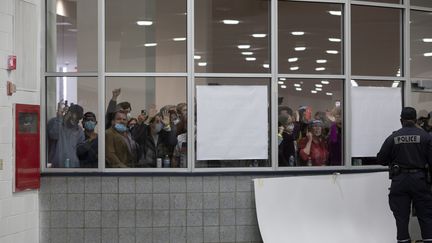 Des partisans de Donald Trump manifestent pour demander l'arrêt du décompte des&nbsp;votes dans le Michigan (Etats-Unis), à Détroit,&nbsp;le 4 novembre 2020.&nbsp; (ELAINE CROMIE / GETTY IMAGES NORTH AMERICA / AFP)