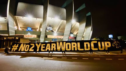 Les Irrésistibles Français n'ont pas été autorisés à déployer une banderole contre l'organisation de la Coupe du monde tous les deux ans, lors de la rencontre France-Kazakhstan au Parc des Princes, samedi 13 novembre. (Twitter @IF_Supporters / Irrésistibles Français)