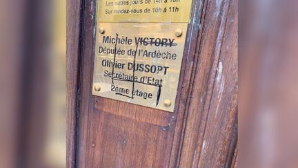 Une croix gammée dessinée sur la plaque de la permanence du secrétaire d'État chargé de la Fonction publique, Olivier Dussopt, et de la députée PS Michèle Victory, a été découverte le 6 mai 2019 à Annonay, dans l'Ardèche. (DR)