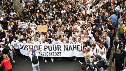 Une banderole "justice pour Nahel", lors de la marche blanche en hommage à l'adolescent tué par un policier, à Nanterre (Hauts-de-Seine), le 29 juin 2023. (BERTRAND GUAY / AFP)