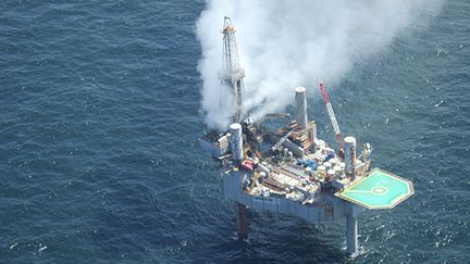 Cette image du&nbsp;Bureau am&eacute;ricain de la s&eacute;curit&eacute; et de l'environnement pr&eacute;sente la plateforme p&eacute;troli&egrave;re en feu, au large de la Louisiane, mercredi 24 juillet.&nbsp; (HO / BSEE / AFP)