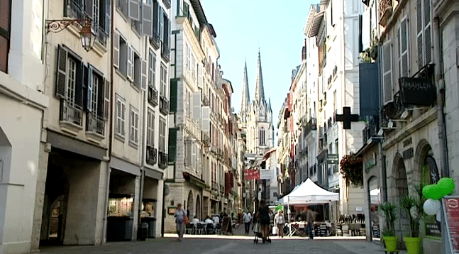 Une rue de Bayonne (Pyrénées-Atlantiques) chère à Roland Barthes
 (France 3)