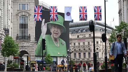 Une image de la reine Elizabeth II depuis le balcon du palais de Buckingham, sur&nbsp;un grand écran à Piccadilly Circus&nbsp;le dimanche 5 juin 2022. (JUSTIN TALLIS / AFP)