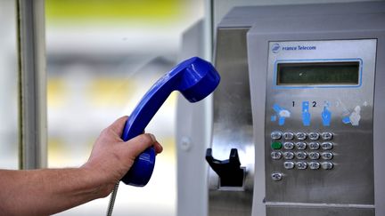 Une cabine t&eacute;l&eacute;phonique dans l'Ain, le 10 septembre 2013. (MAXPPP)