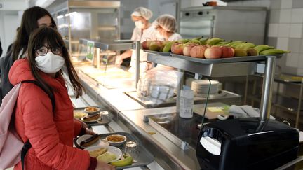 Une élève à la cantine d'un école de Nancy, en Meurthe-et-Moselle. (ALEXANDRE MARCHI / MAXPPP)