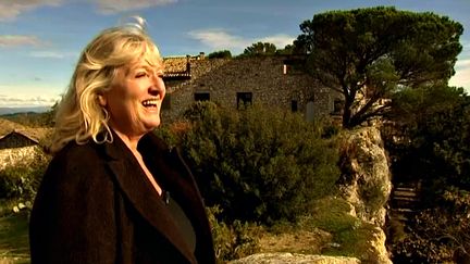 Charlotte de Turckheim contemple le village d'Eygalières
 (France 3 / Culturebox)